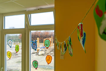 Kinderbasteleien hängen an der Wand.