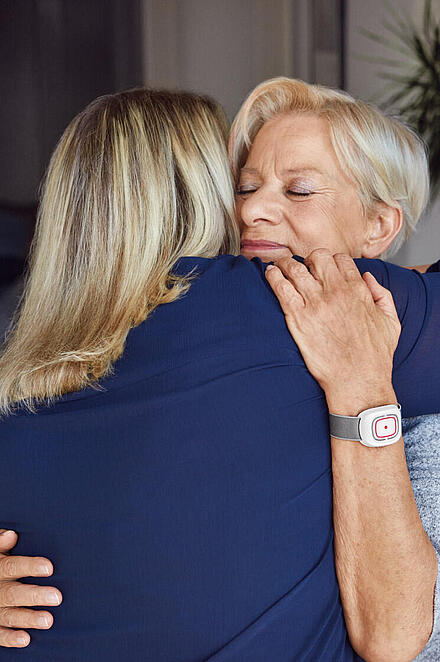 Frau mit Hausnotruf-Armband