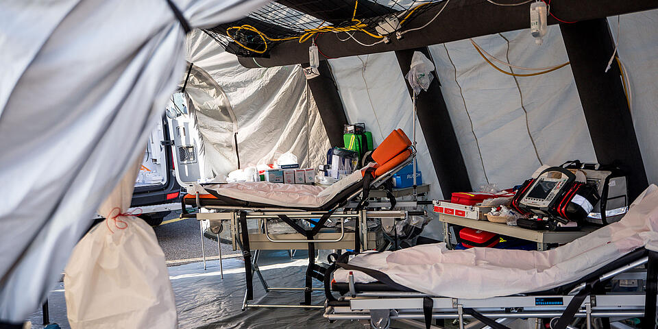 Sanitätszelt mit medizinischer Notfallausrüstung bei Festival‑Einsatz.