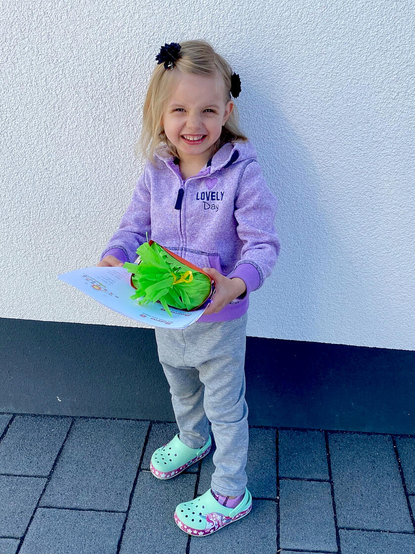 Dora freut sich über das Bastelpäckchen ihrer Erzieherinnen von der Johanniter-Kinderinsel Reckendorf während des Corona-Lockdowns