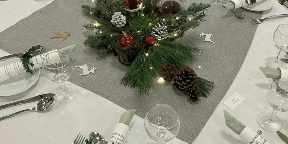 Festlich gedeckter Tisch mit Dekoration in der Mitte