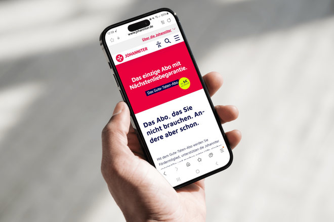 Blick auf einen Handybildschirm, der Landingpage zum Gute-Taten-Abo der Johanniter zeigt.