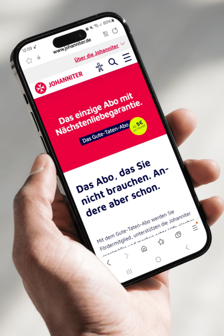 Blick auf einen Handybildschirm, der Landingpage zum Gute-Taten-Abo der Johanniter zeigt.