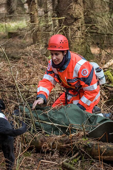 Rettungshund und Hundeführerin im Übungseinsatz