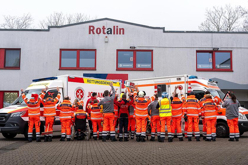 Ehrenamtlich Helfende aus dem Sanitätsdienst posieren für ein Gruppenbild in Eschweiler.
