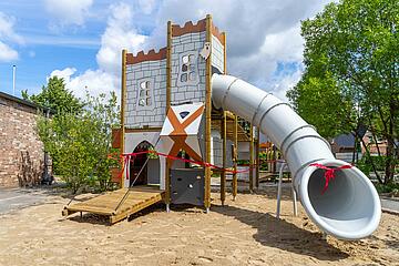 Ein Außenspielgerät der Johanniter-Kita Glinde: Kletterburg mit Rutsche