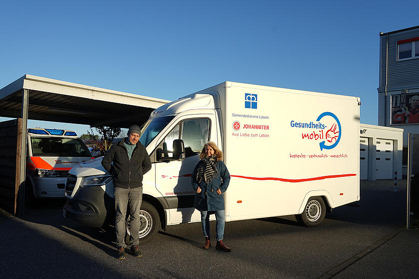Thomas Müller und Sabine Gritzka, die das Gesundheitsmobil hauptamtlich betreuen, nehmen das neue Fahrzeug an der Lübecker Geschäftsstelle der Johanniter in Empfang.