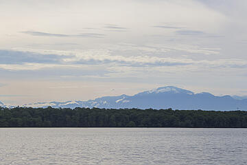 Wasser im Vordergrung, Mangrovenwald und Gebirge im Hintergrund