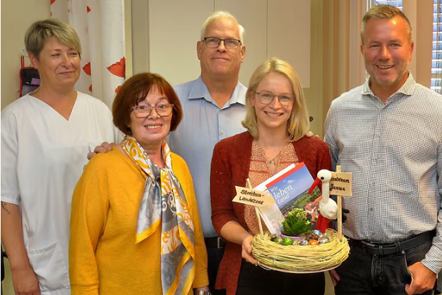 Glückwünsche für Frau Jansen (2.v.l.).