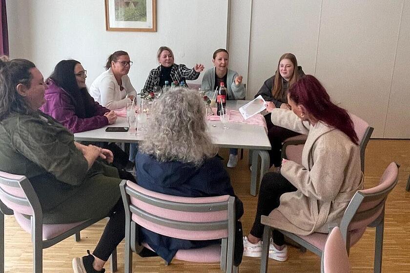 Pflegemitarbeitende am Tisch