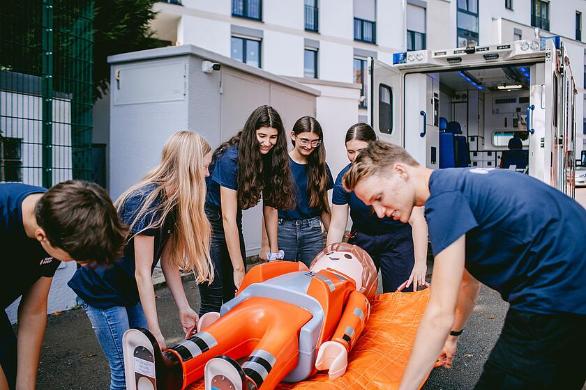 Schülerinnen und Schüler Üben das Tragen einer Verletztentrage 