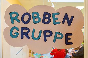 Auf einem Schild auf einer Tür steht "Robbengruppe".