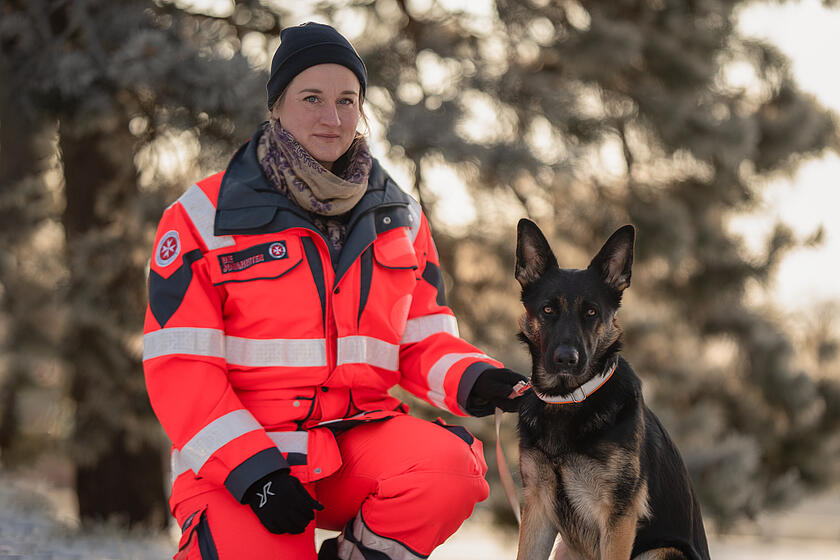 Katrin und Bauxi von der Johanniter-Rettungshundestaffel Baden-Karlsruhe