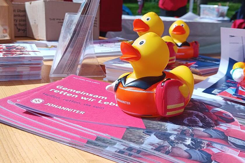 Enten der Johanniter liegen auf Werbematerial auf einem Tisch