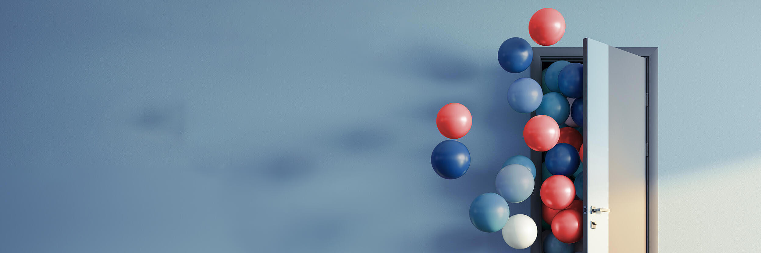 Eine Tür öffnet sich und es fliegen viele blaue, hellblaue und rote Ballons heraus.