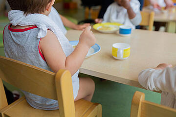 Kinder sind am Essen