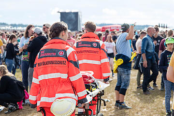 Zwei ehrenamtliche Sanitäter der Johanniter im Einsatz beim Southside-Festival