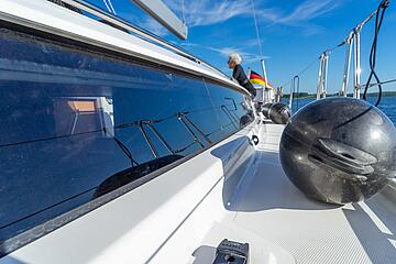 Ein Fender liegt auf Kick an Deck des Segelbootes.