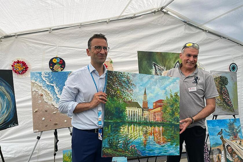KiKiels Oberbürgermeister Dr. Samet Yilmaz mit Kunstlehrer Omar Mahamid