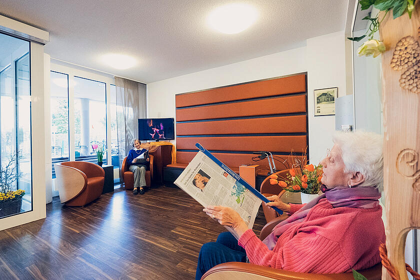 Bewohnerinnen lesen im Empfangsbereich