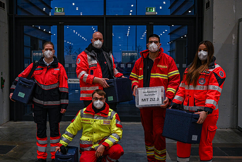 Helferinnen und Helfer der Karlsruhe Hilfsorganisationen ASB, DRK, DLRG, Johanniter und Malteser, die sich in den Mobilen Impfteams engagieren.