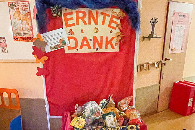 Die Kinder der Johanniter-Kita Wilde 13 haben zahlreiche Lebensmittel zum Erntedankfest gesammelt und spenden sie an das Haus Roseneck in Quickborn.