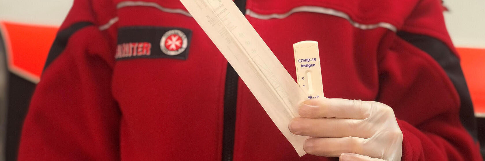 Eine Mitarbeiterin der Johanniter-Unfall-Hilfe zeigt einen Corona-Antigen-Schnelltest.