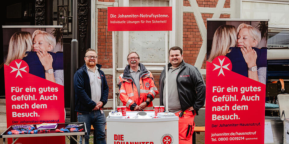Johanniter an einem Infostand