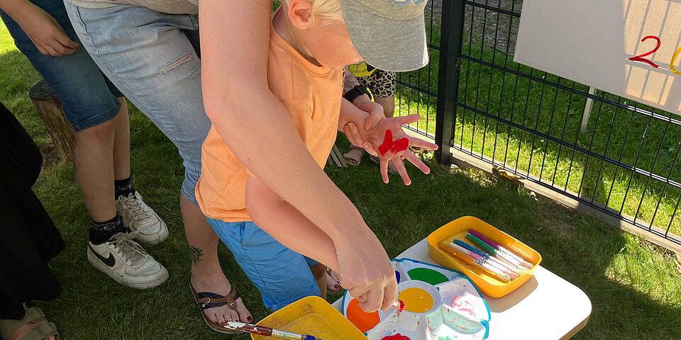Ein Kind spielt mit Farben