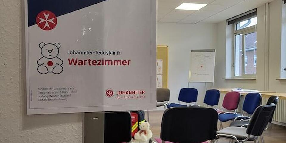 Raum mit Schild "Wartezimmer".
