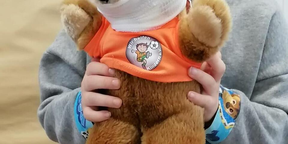 Teddybär mit einem Verband um den Kopf