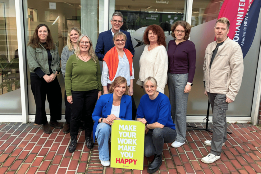 Leitungen der Pflegeschulen Münster, Warendorf, Oberhausen und Troisdorf der Johanniter-Akademie NRW (Sandra Horstkötter, Silvia Ruhuza, Ursula Bockhorn-Frank, Conny Siewert, Annika Landmeier, Hendrik Herte), Katrin Wolters (Schulleitung Campus Hamm), Heike Achenbach (Bildungsbereichsleitung Pflege), Sven Blatt (Akademieleitung) und Meike Ullrich (Assistenz der Akademieleitung)