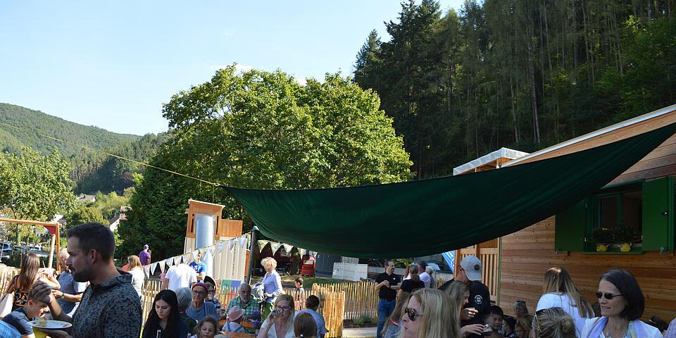 Fröhliche Menschen bei der Eröffnung der Waldkita