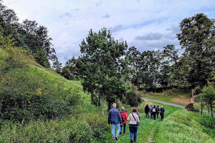 Trauerwandergruppe auf Naturfeldweg