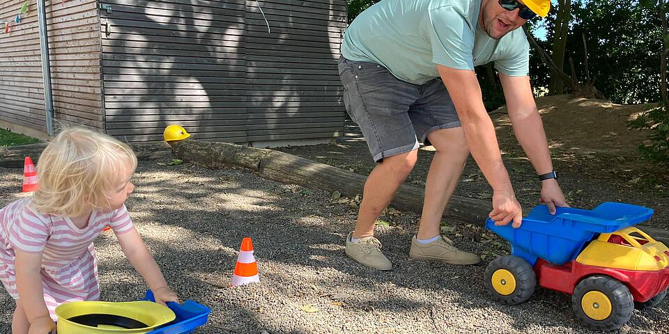Vtater und Tochter beim Baggerfahren
