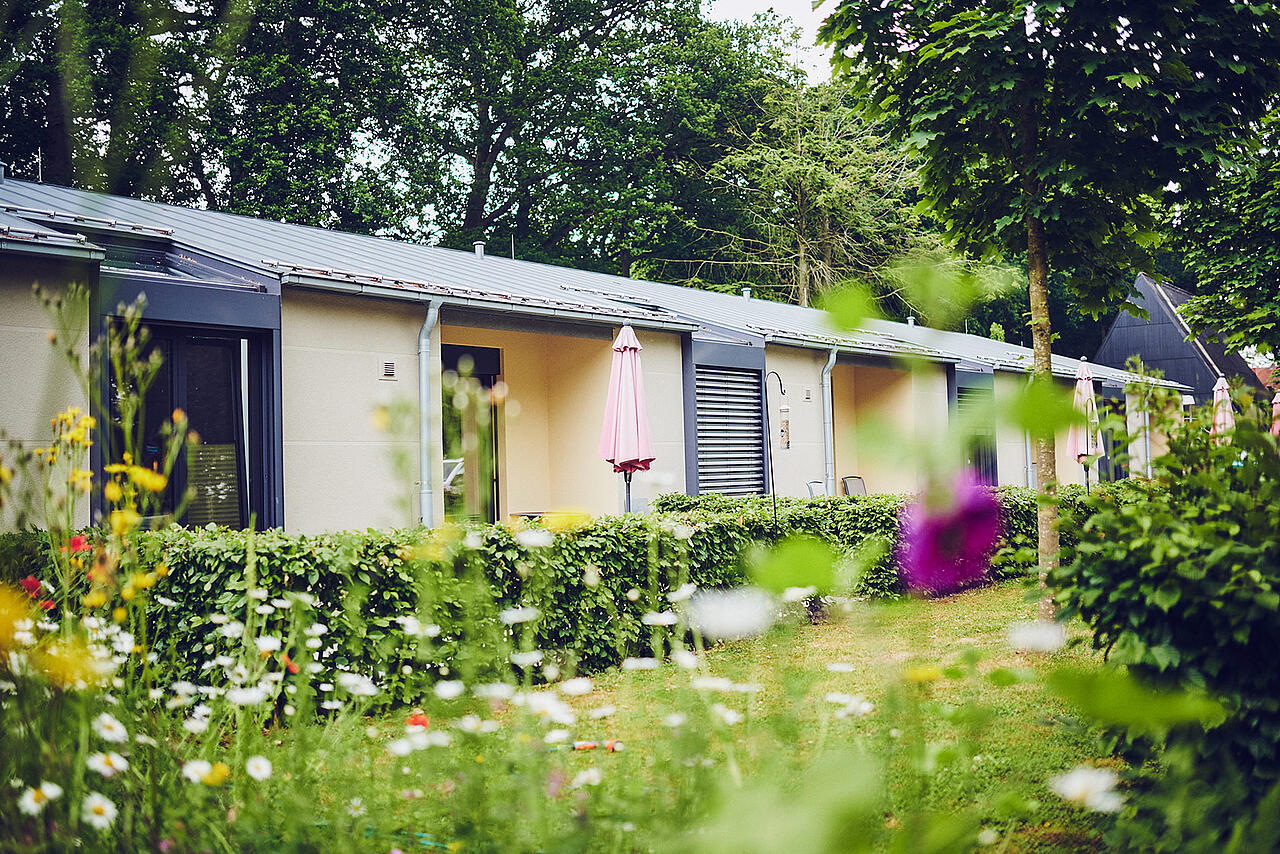 Terrassen der Zimmer mit Blick in den Garten