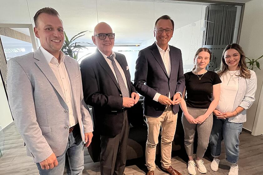 Im Gespräch mit den Vorständen Christian Görg (links) und Dr. Franz Obst (2. von links) sowie Mitarbeiterin "Betreutes Wohnen" Caroline Tegelaers (2. Von rechts) und Projektmitarbeiterin Jugend und Soziales Madina Tuschumbekov (rechts) erfuhr Josef Oster viel Interessantes über die Aufgaben und Herausforderungen der Johanniter. Foto: Michaela Cetto