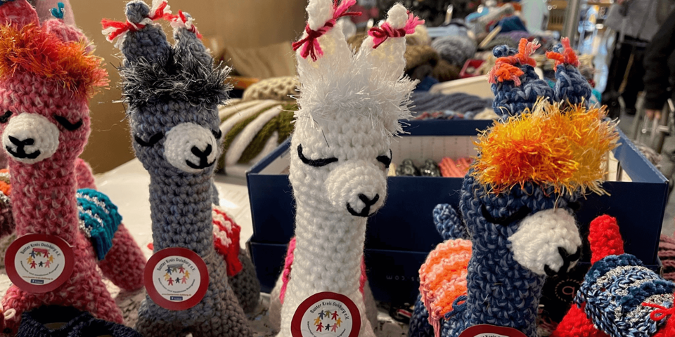bunte Häkelfiguren