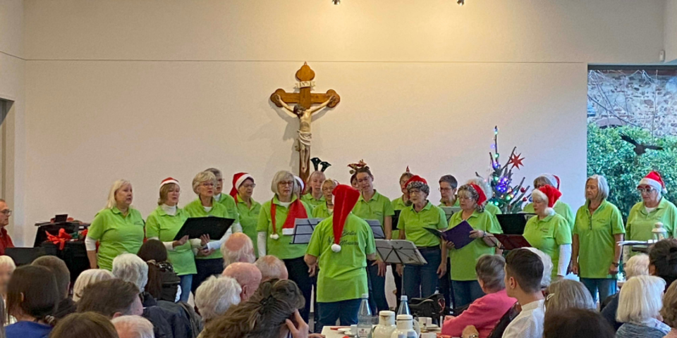 Der Chor "Bella Musica" bringt weihnachtliche Stimmung ins Begegnungscafé