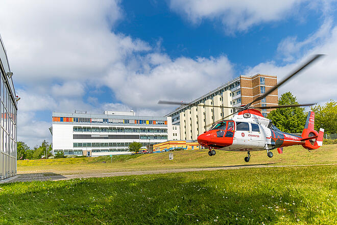 Christoph Rostock, im Frühsommer 2023 am Klinikum Südstadt Rostock, eine AS 365 N3 mit der Kennung D-HJOH.