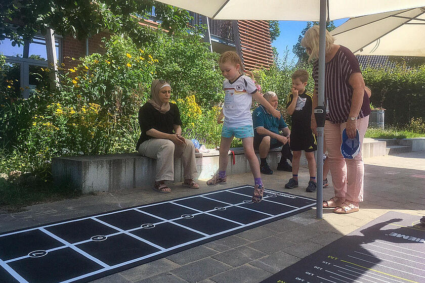 Springen, Laufen, Balancieren: Mit Spaß an der Bewegung absolvierten die Kinder der Johanniter-Kita Stoppelhopser das Mini-Sportabzeichen des VfL Oldesloe.