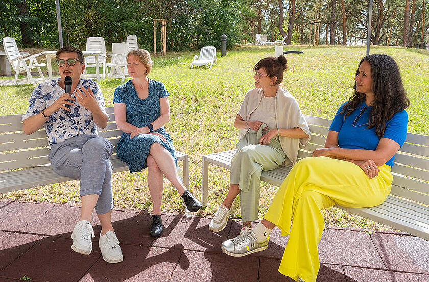 Podiumsdiskussion mit den Kunsttherapeuten Sven Edthofer und Anne Baatzsch (li. Bank) und Sonja Koppitz und Patientin (re. Bank) 