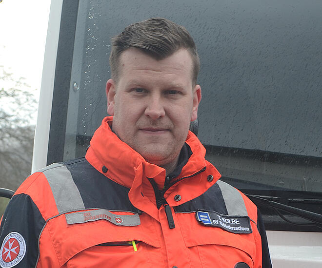 Ein Mann in Einsatzkleidung.
