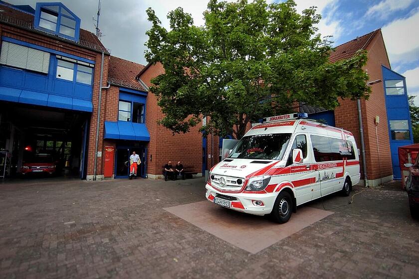 ELW vor Feuerwehrgebäude