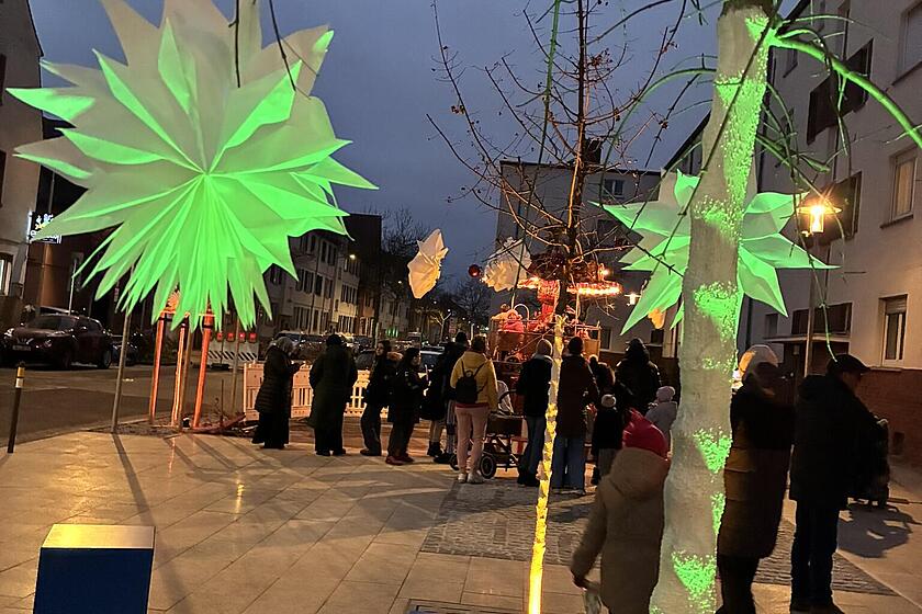 Der weihnachtlich geschmückte Quartiersplatz im Abndlicht
