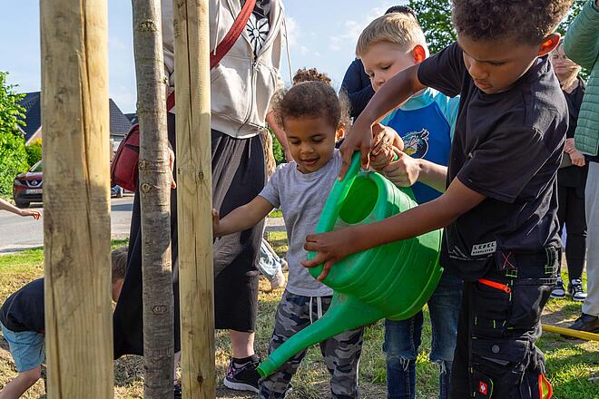Die Kinder des Johanniter-Hauses Pusteblume übernahmen das erste feierliche Gießen der Friedenseiche, deren Patenschaft sie übernommen hatten.
