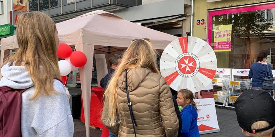 Menschen drehen am Glückrad beim Schängelmarkt 2022
