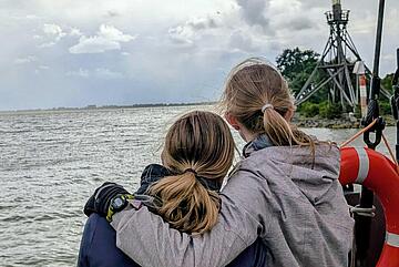 Freund*innen finden auf der Segelfreizeit