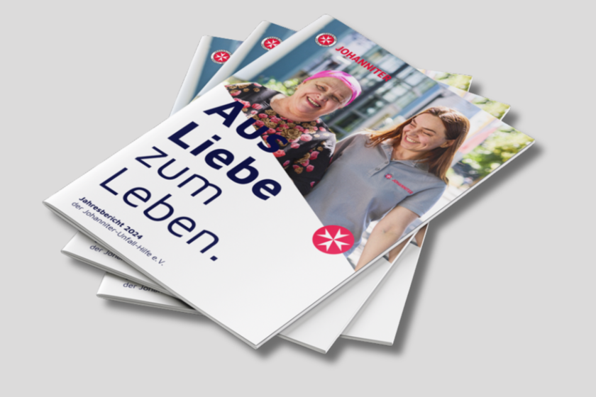 Foto mehrerer gedruckter Exemplare des Jahresberichtes