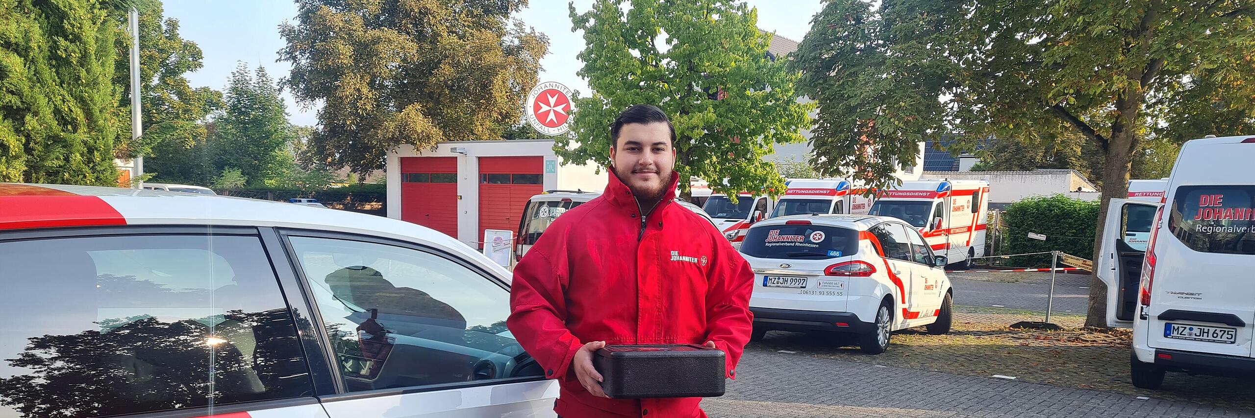 Bild von FSJler mit einer Menüservice Warmhaltebox